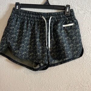 Vuori Women’s Clementine Women's Shorts Sz S ? Please see measurements EUC